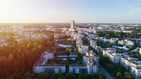 Vyhlídkový letní letecký pohled na moderní architekturu s obchodními mrakodrapy a bytový dům v helsinském okrese Vuosaari, Finsko — Stock fotografie