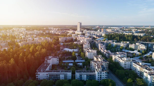 Helsinki 'nin Vuosaari bölgesinde iş gökdelenler ve apartmanlar ile modern mimarinin pitoresk yaz havadan görünümü, Finlandiya