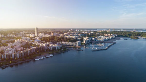 Bytové domy v okrese Vuosaari v Helsinkách při západu slunce, Finsko. Krásné letní Panorama — Stock fotografie