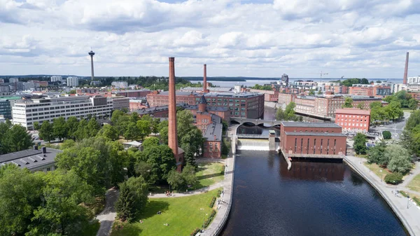 Güneşli yaz gününde Tampere şehrin hava kuşlar göz görünümü