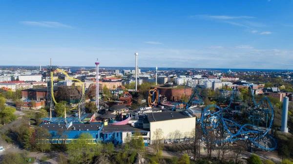 Güneşli bir bahar gününde Helsinki şehrindeki Linnanmaki eğlence parkının havadan görünümü. Finlandiya