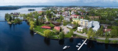 Savonlinna şehrinin güzel hava panoraması. Güneşli yaz günü, Finlandiya