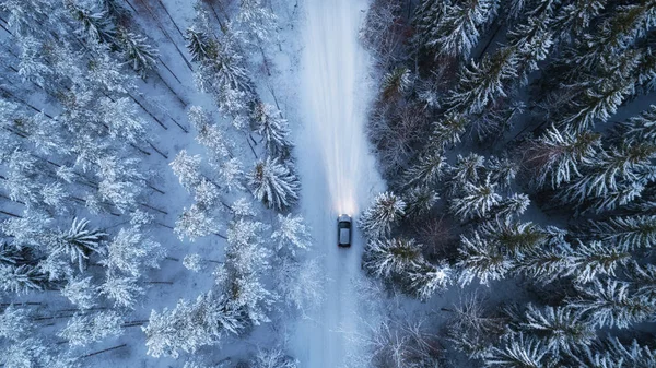 Luchtfoto Van Het Nacht Bos Bedekt Met Sneeuw Weg Auto Rechtenvrije Stockafbeeldingen