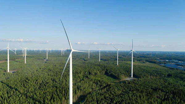 Wind Turbine Buurt Van Green Forest Prachtig Lucht Landschap Met Rechtenvrije Stockafbeeldingen