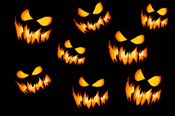 黒い背景に多くのハロウィーンジャック Oランタン 暗い目で輝くカボチャ ハロウィーンの恐怖 — ストック写真