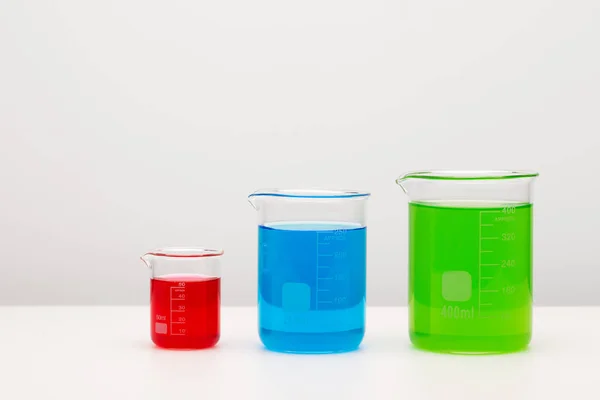 Laboratoriumglaswerk Met Vloeistoffen Van Verschillende Kleuren Tafel — Stockfoto