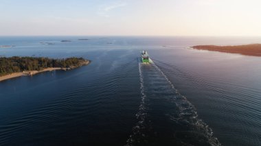 Yolcu gemisi gün batımında limandan ayrılıyor. Baltık Denizi bölgesi. Helsinki, Finlandiya