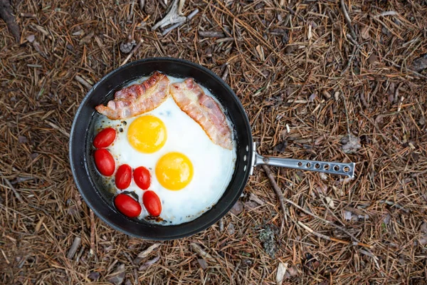 Főzés Reggeli Gáztűzhely Egy Nyári Táborban Tojás Bacon Paradicsom Serpenyőben — Stock Fotó