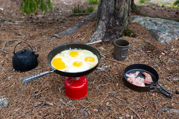 Ontbijt Spek Gebakken Een Titanium Plaat Toerisme Het Zomerbos Camping Rechtenvrije Stockfoto's