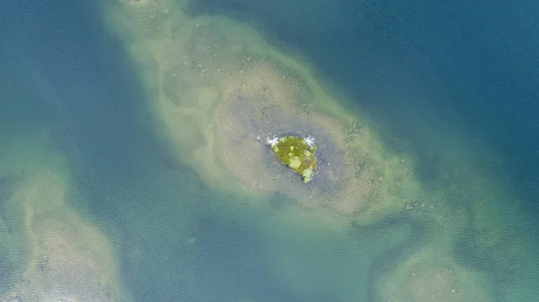 Εναέρια Drone Σκηνή Της Λίμνης Και Του Νησιού Πάνω Προς — Φωτογραφία Αρχείου