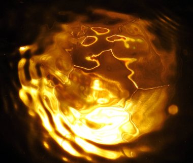 Suyun altında ışık. Soyut.