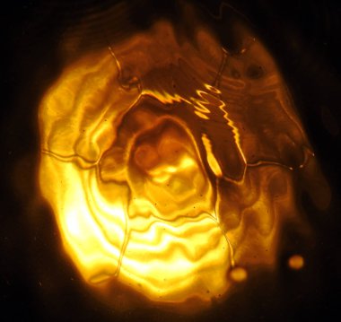 Suyun altında ışık. Soyut.