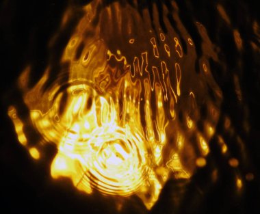 Suyun altında ışık. Soyut.