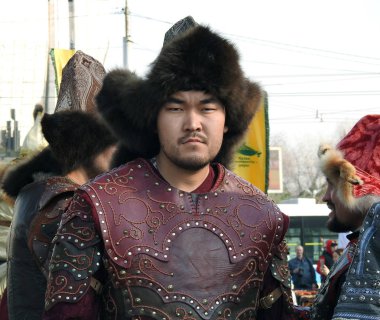 Almat, Kazakistan - 21 Mart 2019. Almaty'de Nauryz bayramını kutladı. Ulusal kostümlü sıradan insanlar şehrin sokaklarında yürüdüler. Kostüm geçit töreni!