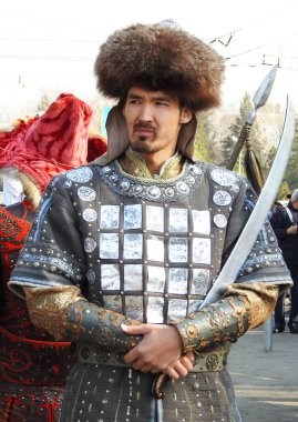 Almat, Kazakistan - 21 Mart 2019. Almaty'de Nauryz bayramını kutladı. Ulusal kostümlü sıradan insanlar şehrin sokaklarında yürüdüler. Kostüm geçit töreni!
