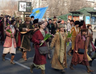 Almat, Kazakistan - 21 Mart 2019. Almaty'de Nauryz bayramını kutladı. Ulusal kostümlü sıradan insanlar şehrin sokaklarında yürüdüler. Kostüm geçit töreni!