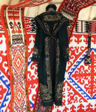 Almat, Kazakistan - 21 Mart 2019. Almaty'de Nauryz bayramını kutladı. Ulusal kostümlü sıradan insanlar şehrin sokaklarında yürüdüler. Kostüm geçit töreni!