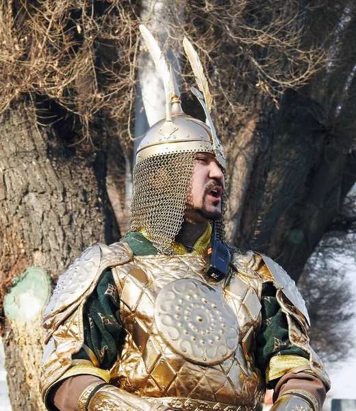 Almat, Kazakistan - 21 Mart 2019. Almaty'de Nauryz bayramını kutladı. Ulusal kostümlü sıradan insanlar şehrin sokaklarında yürüdüler. Kostüm geçit töreni!