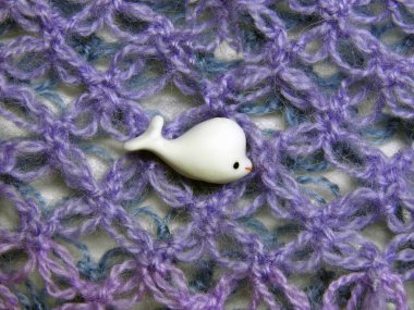  Illüstrasyon. Okyanusta beyaz balina. Doğal malzemeler. Yolculuk.