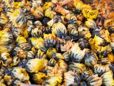 Çay süslemek için kurutulmuş çiçekler. Harika bir arka plan. Gıda.