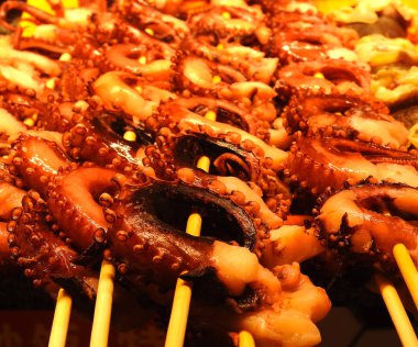 Ahtapot kebabı. İyi bir arka plan. Gıda.
