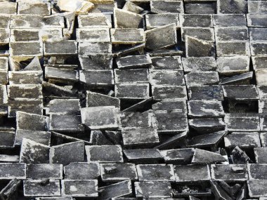  Evin çatısında eski fayanslar var. Arka plan.         