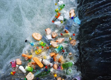  Plastik şişeler ile nehir kirliliği.         