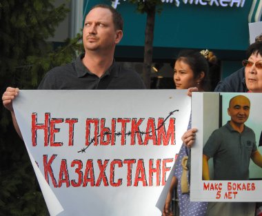 Almat, Kazakistan-7 Eylül 2019. Birkaç düzine insan Zhibek Zholy sokak (Arbat) gitti. İşkenceye karşı bir miting düzenlediler ve Siyasi mahkumların Kazakistan'daki cezaevlerinden serbest bırakılması için bir miting düzenlediler..