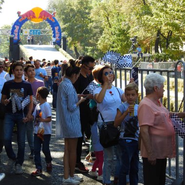 Almat, Kazakistan-22 Eylül 2019. Red Bull Soapbox Yarışı Almaty 2019. Profesyonel olmayan yarışçıların kendi elleriyle yaratılmış arabalarda yarıştığı uluslararası yarış. 