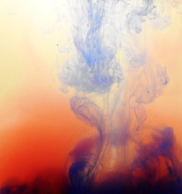 Sudaki renkli boya dokusu.