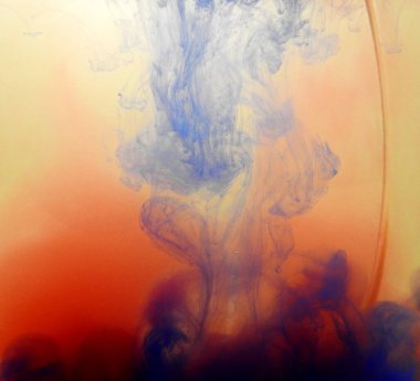 Sudaki renkli boya dokusu.