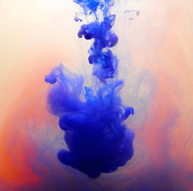 Sudaki renkli boya dokusu.