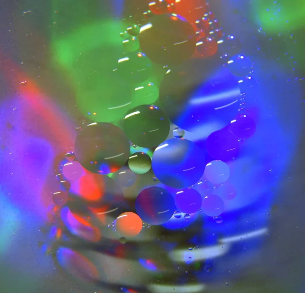 水に油が落ちる 抽象化 マクロショット — ストック写真
