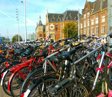 Amsterdam'da bir bisiklet kiralayıp ve şehrin tadını