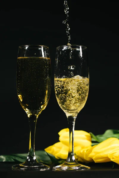 优雅的黄色香槟和黄色郁金香在黑色背景 — 图库照片