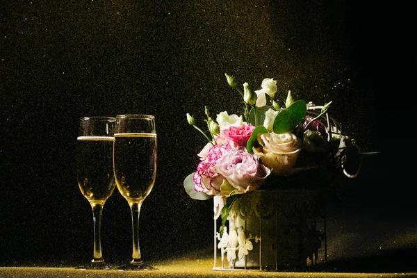 Букет Красивыми Розами Бокалами Шампанского Черном Фоне Золотом — стоковое фото