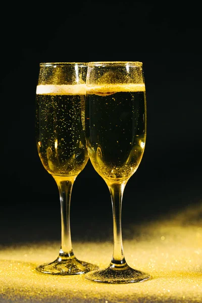 Siyah Arka Planda Şampanya Kadehleri — Stok fotoğraf