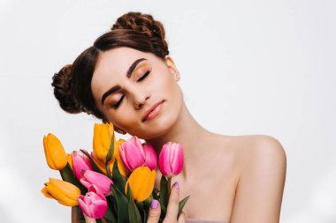 Moda fotoğraf güzel zarif genç bir kadın çiçek kırmızı arka plan ile. Moda fotoğraf. 