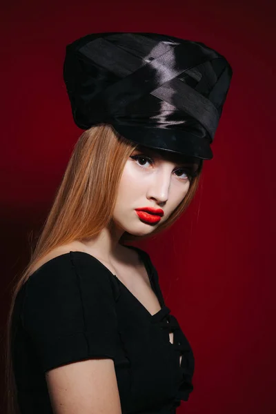Sexy Strenge Frau Mit Roten Lippen Mit Schwarzem Hut Auf — Stockfoto