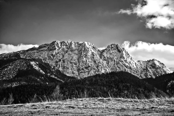 Giewont nella neve - Zakopane, Polonia - bianco e nero — Foto Stock