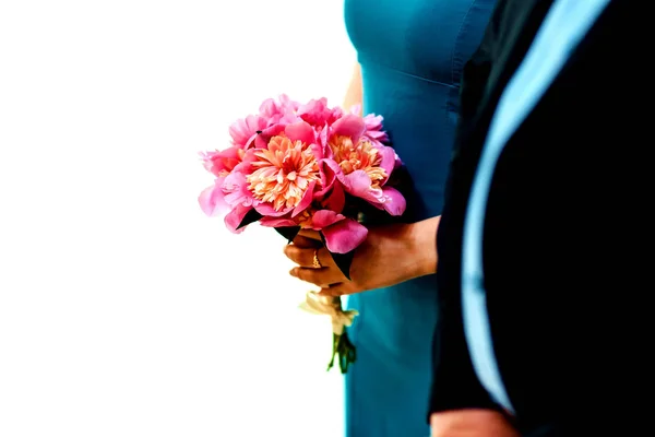 Güzel bir buket elinde tutan kadın.