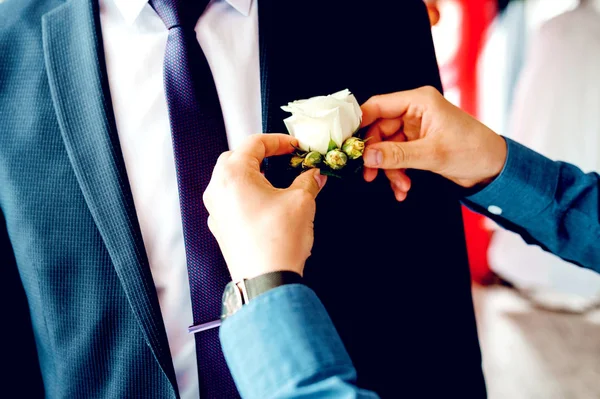 En iyi adam düğün için hazırlanıyor damat yardım. Düğün günü hazırlık