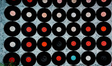 Vinil plaklar boyalı duvara monte edildi. Retro tasarımı.