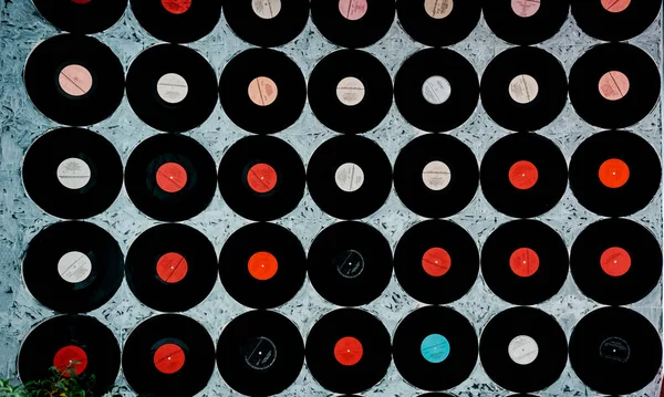 Vinil plaklar boyalı duvara monte edildi. Retro tasarımı.