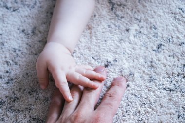 Bebek eli babasının elinde..