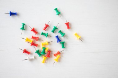 Beyaz arkaplanda renkli çizim iğneleri.
