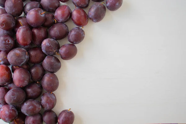 Ciruelas Frescas Azules Sobre Fondo Madera Blanca — Foto de Stock