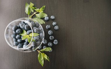 Koyu arkaplanda yaban mersinlerinin üst görüntüsü.