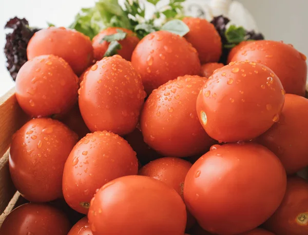 Tahta kutuda taze domateslerin yakın çekimi..