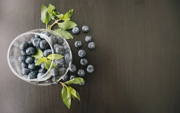 Koyu arkaplanda yaban mersinlerinin üst görüntüsü.